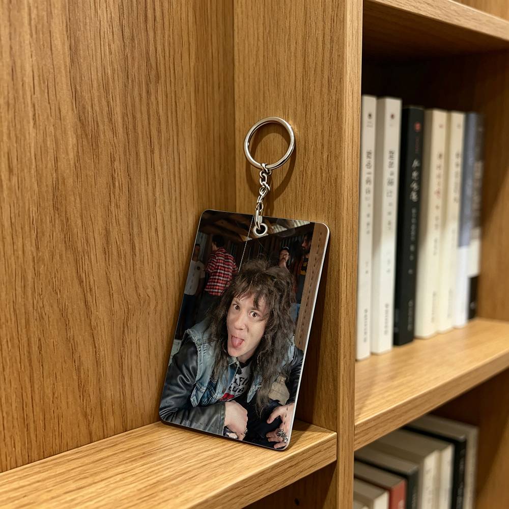 actor J-Joseph Quinn Cat Badge - Leather Working recensione e prezzo