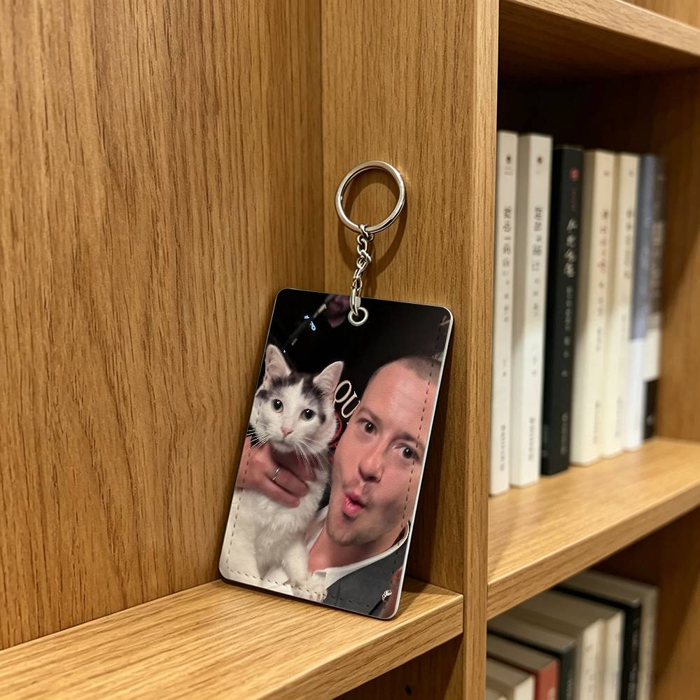 actor J-Joseph Quinn Cat Badge - Leather Working recensione e prezzo